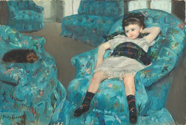Kleines Mädchen in einem blauen Sessel